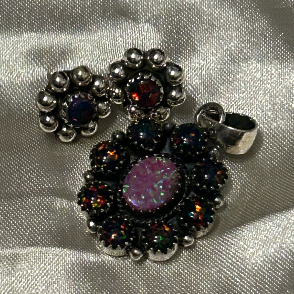 Sterling silver set of black and pink lab opal pendant and earrings - Picture 2 of 6